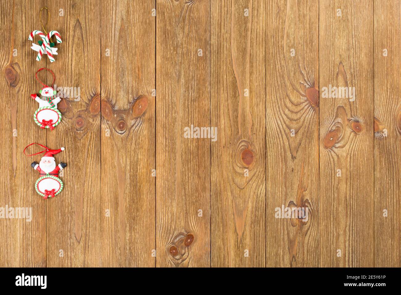 Le jouet de Noël est situé sur une surface en bois. Cette image peut être utilisée comme arrière-plan. Gros plan. Banque D'Images