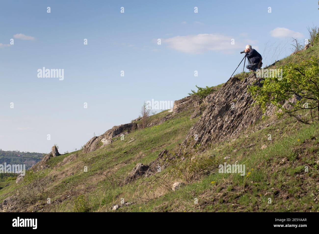 Le photographe prend des photos de paysage. Il est situé sur la pente. Banque D'Images