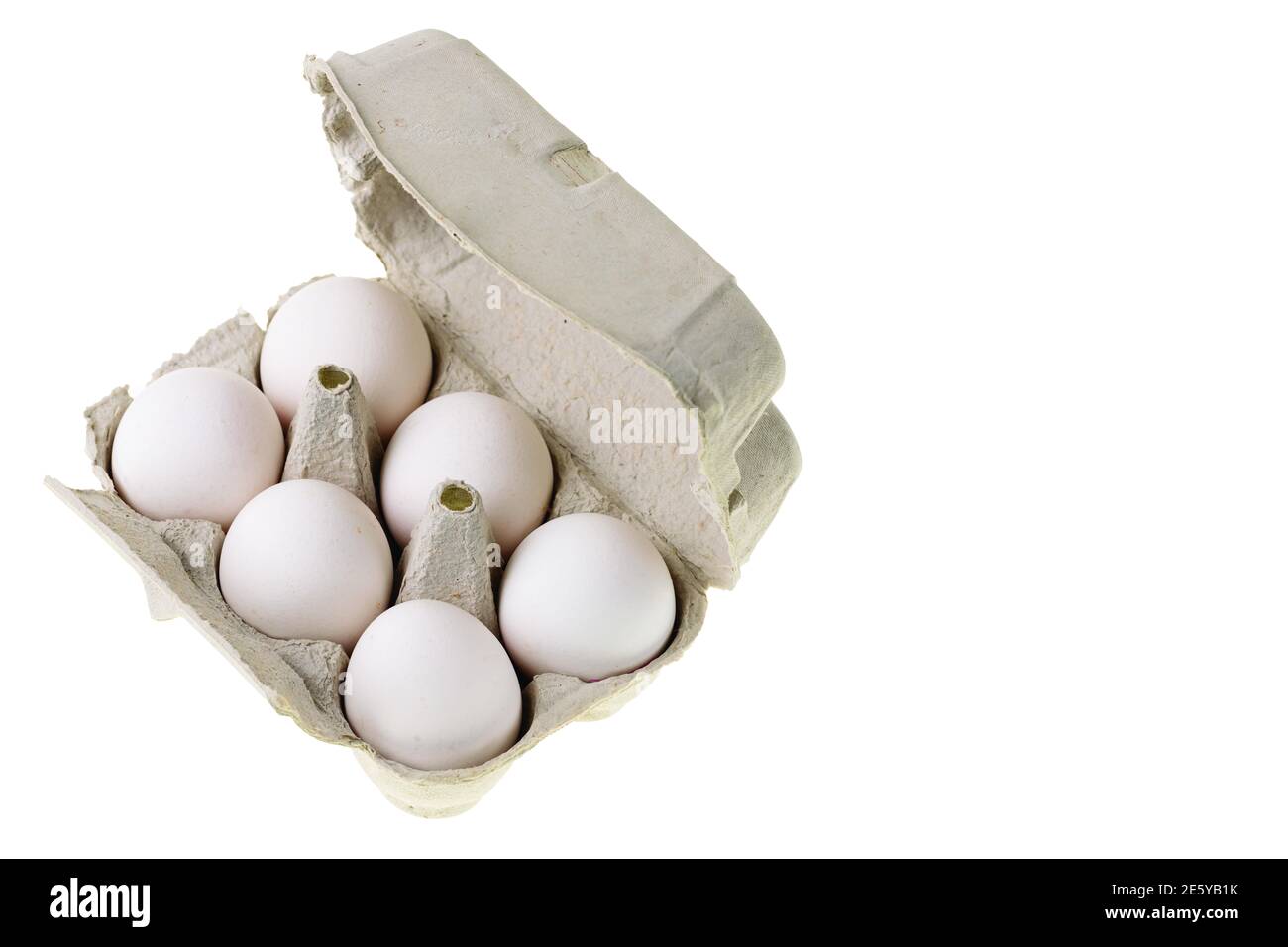 Vue rapprochée des œufs de poulet blancs dans une cellule isolée. Les origines de la nourriture. Concept de saine alimentation. Banque D'Images