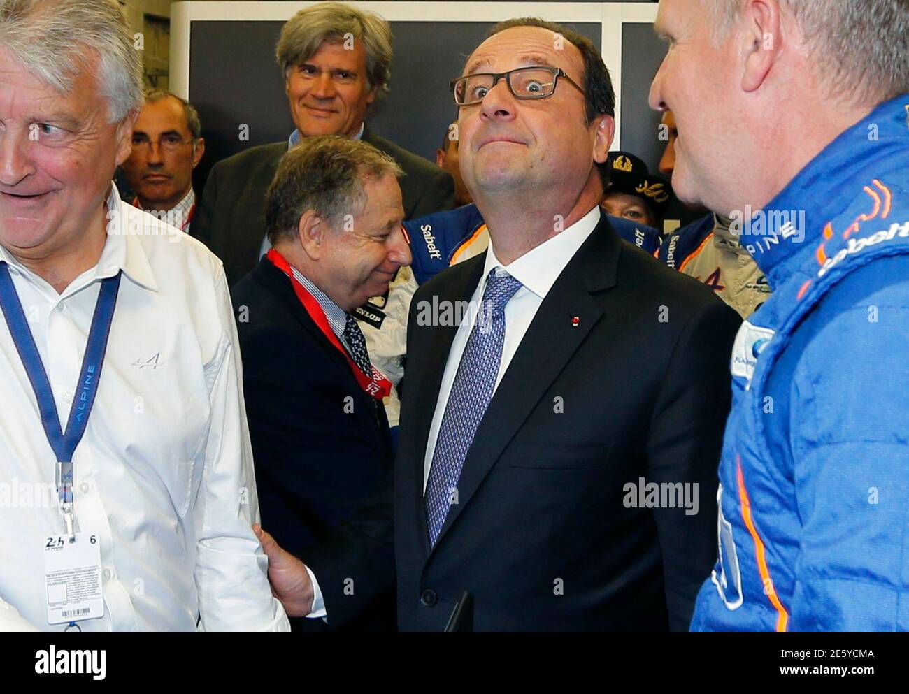 Le président français François Hollande (R) et le président de la FIA Jean  Todt (C) se tiennent près de Bernard Ollivier (L), président d'Alpine, lors  d'une visite à la fosse avant le