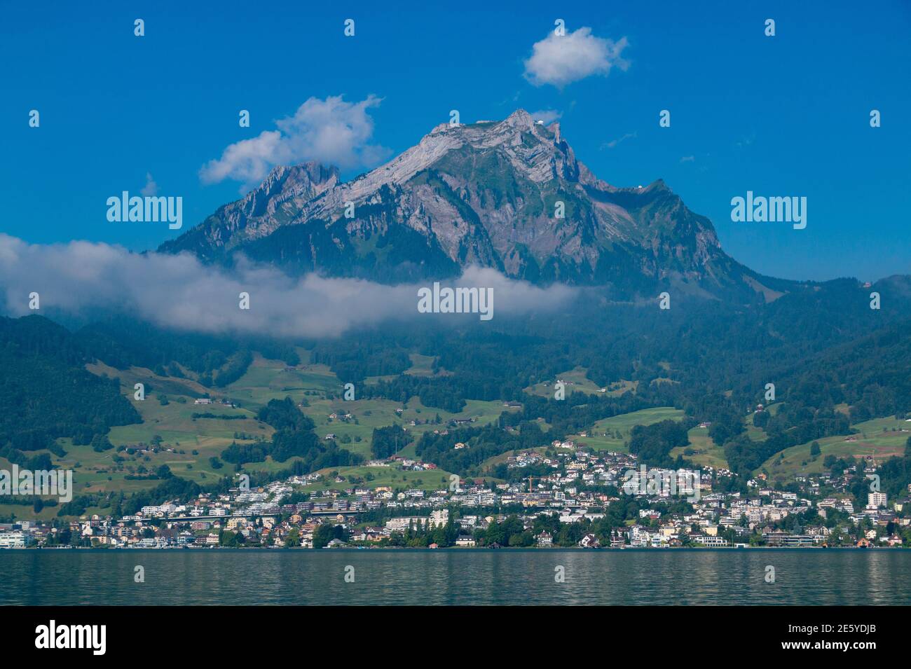 Une photo du mont Pilatus vu du lac de Lucerne. Banque D'Images