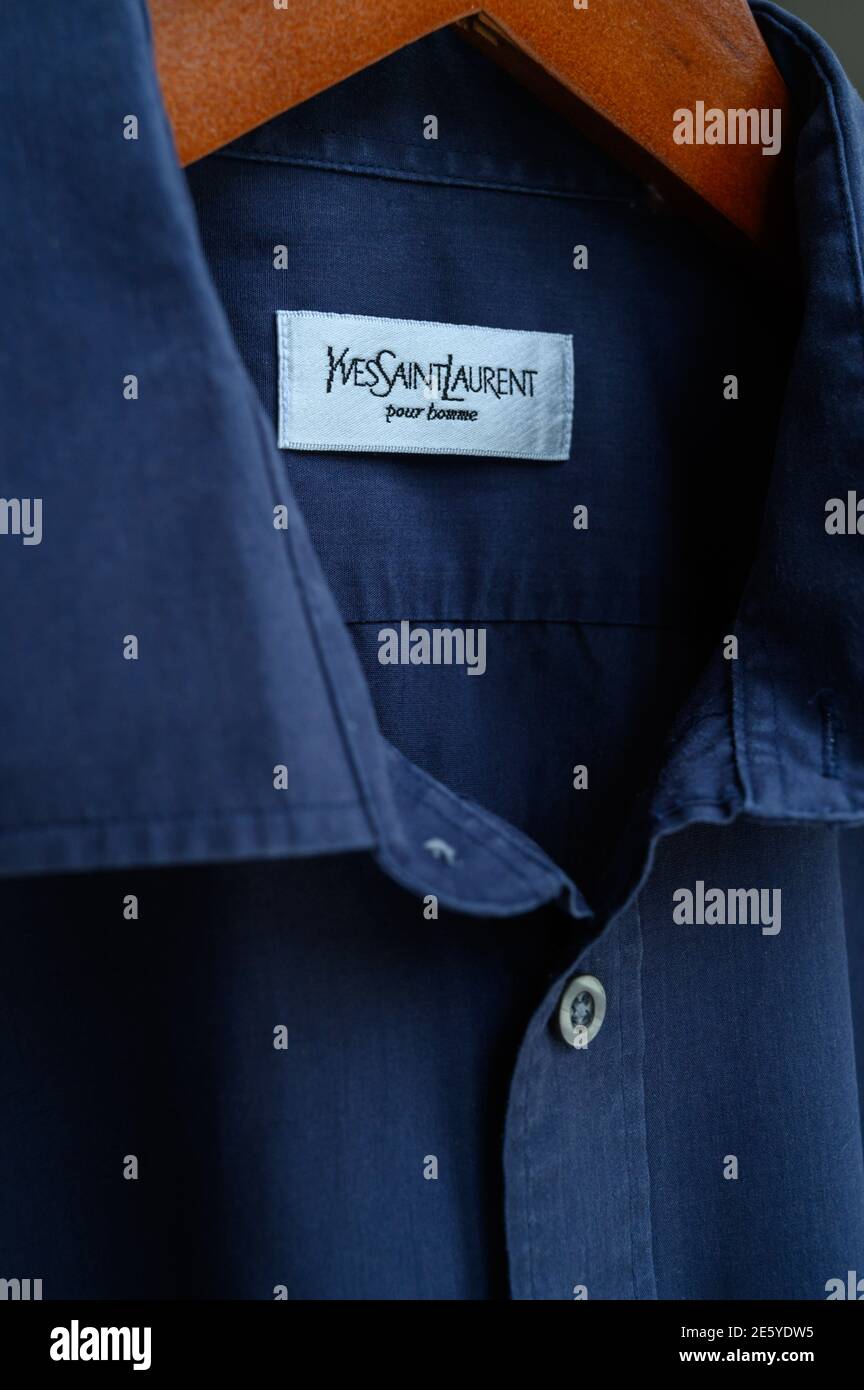 Bleu Yves Saint Laurent coton chemise détails gros plan. Mode pour hommes  Photo Stock - Alamy