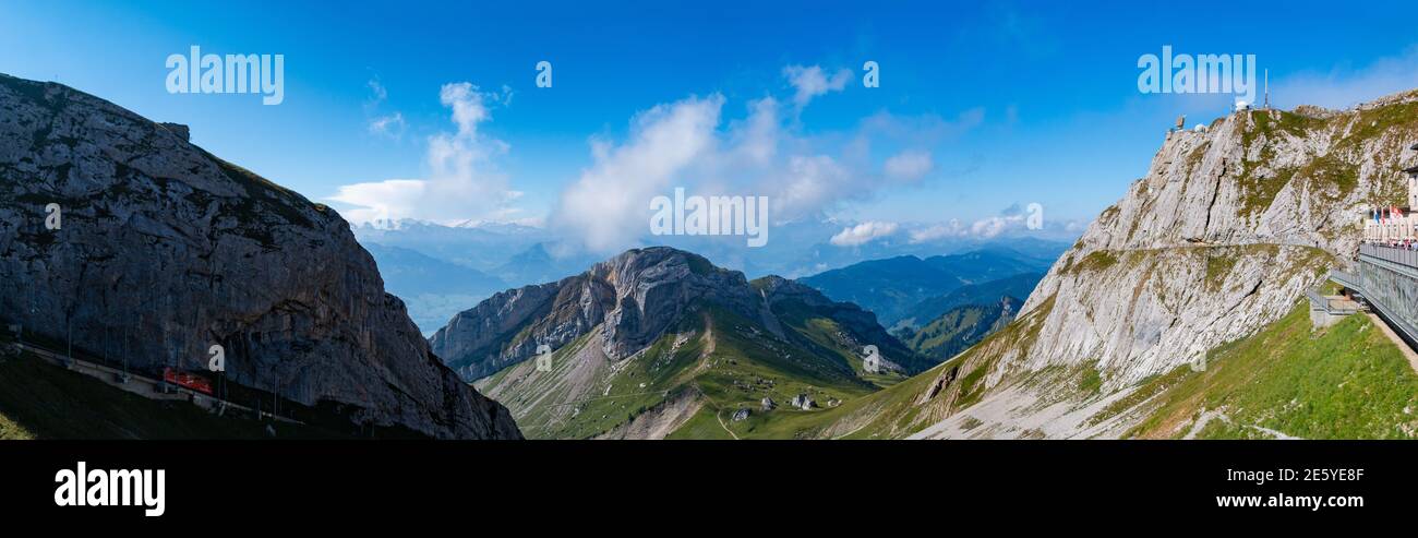 Une photo panoramique des montagnes du Mont Pilatus. Banque D'Images