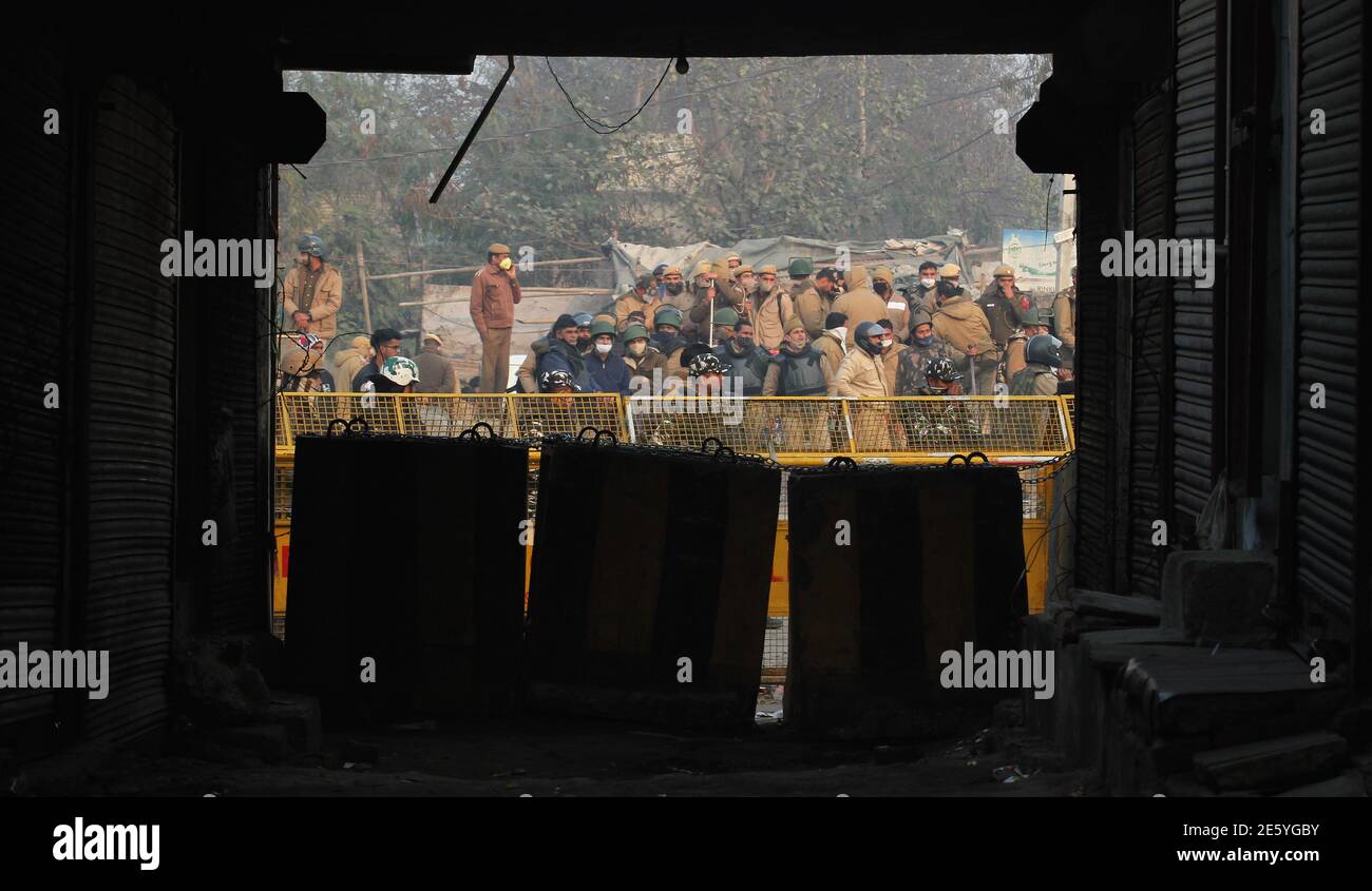 Les forces paramilitaires indiennes et la police de Delhi ont été déployées à la frontière de Singhu (Delhi - frontière de Haryana) pendant la manifestation. Les agriculteurs protestent contre les nouvelles lois agricoles exigeant une définition juridique de MSP (prix de soutien minimum). La tension a augmenté après que les forces de sécurité se sont élevées à la frontière de Singhu et Ghazpur, mais les dirigeants des agriculteurs ont refusé de quitter le site de la manifestation. Banque D'Images