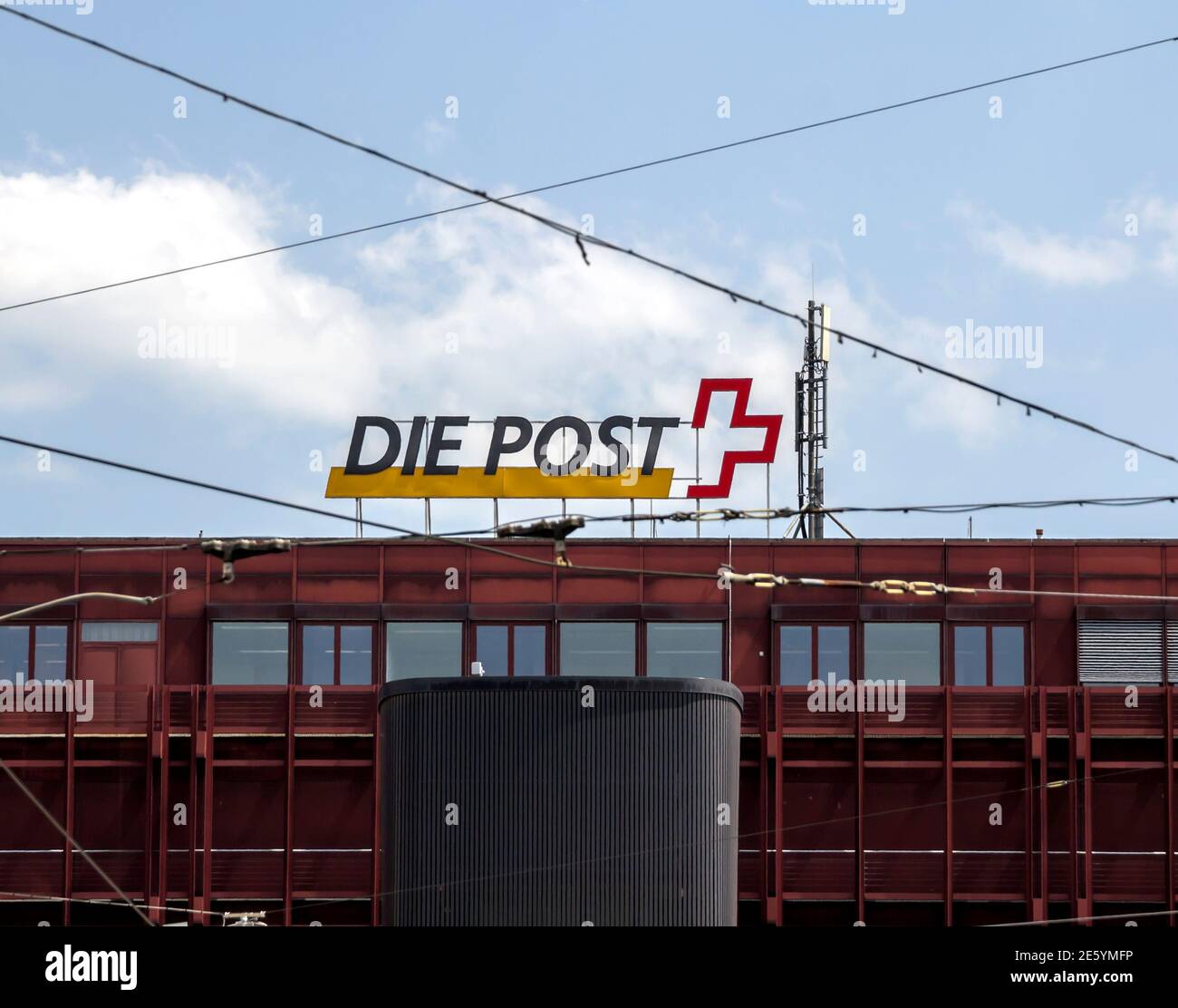 Bâle, SUISSE : panneau de la poste suisse sur le mur d'un bureau de poste.  La poste Suisse une société publique qui fournit un service postal national  pour la Suisse Photo Stock -