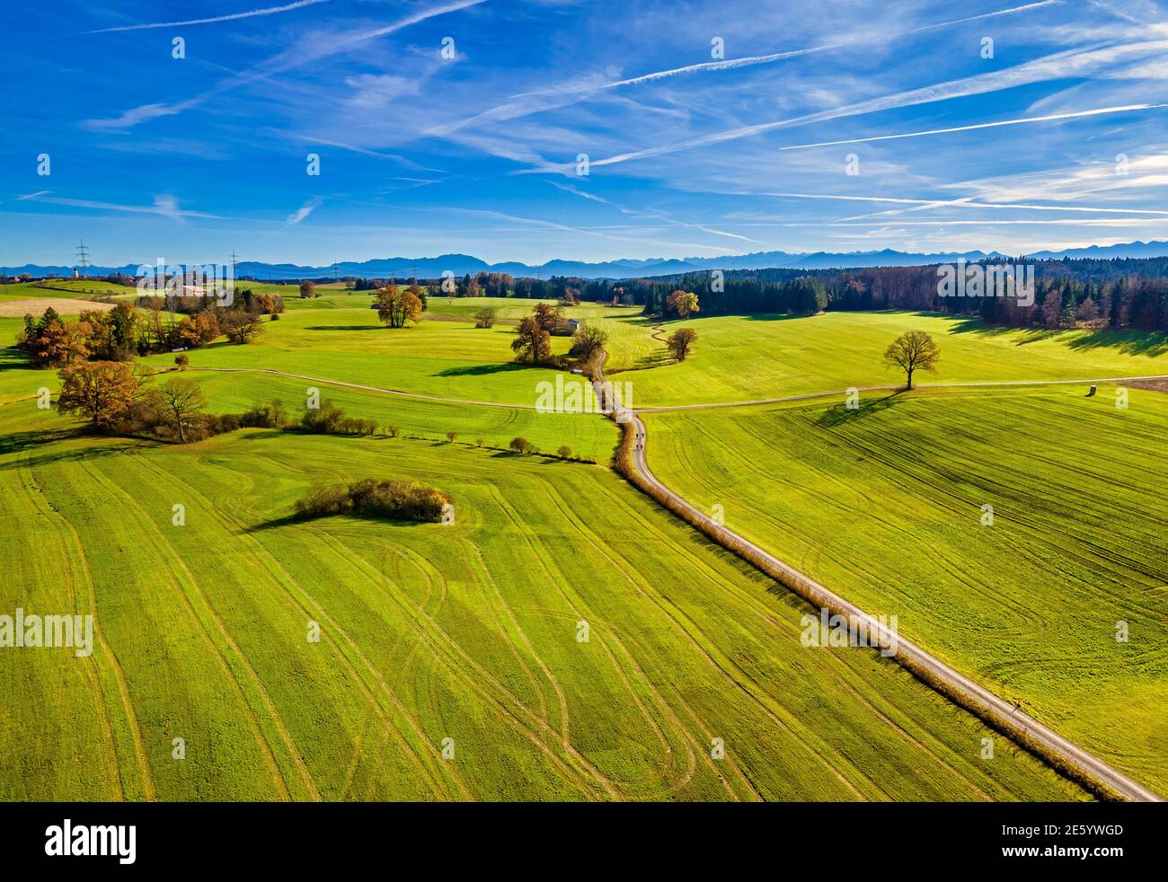 Contreforts alpins bavarois en automne, image de drone, haute-Bavière, Bavière, Allemagne, Europe Banque D'Images