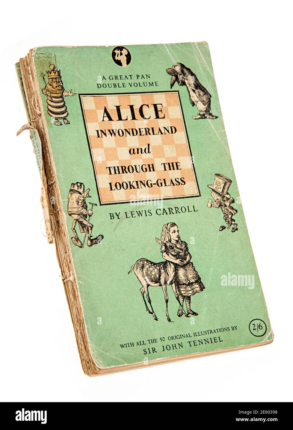 Alice au pays des merveilles et à travers le livre de poche en verre Par Lewis Carroll publié par Pan en 1947 Banque D'Images