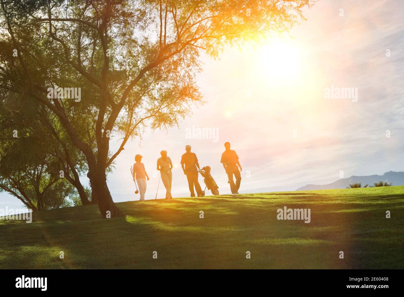 Vue panoramique sur les golfeurs sur le parcours de golf jour ensoleillé Banque D'Images