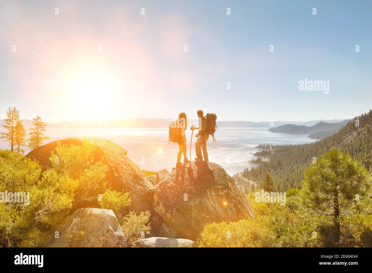 Pleine longueur de jeune couple de randonnée debout sur le rocher à côte Banque D'Images