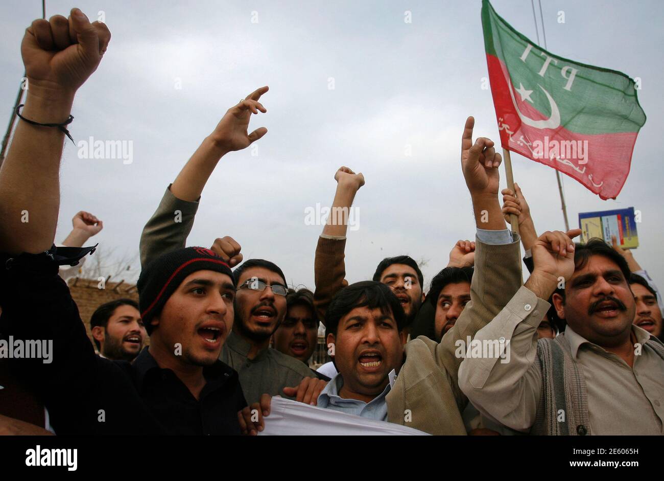 Les partisans du Pakistan Tehreek-i-Insaf (mouvement pakistanais pour la justice) criaient des slogans anti-américains lors d'un rassemblement à Peshawar le 2 mars 2012. Environ 50 manifestants se sont rassemblés pour condamner l'incendie de copies du Coran en février 21 à la base principale de l'OTAN en Afghanistan. REUTERS/Khuram Parvez (PAKISTAN - Tags: POLITIQUE TROUBLES CIVILS DROIT DE LA CRIMINALITÉ) Banque D'Images