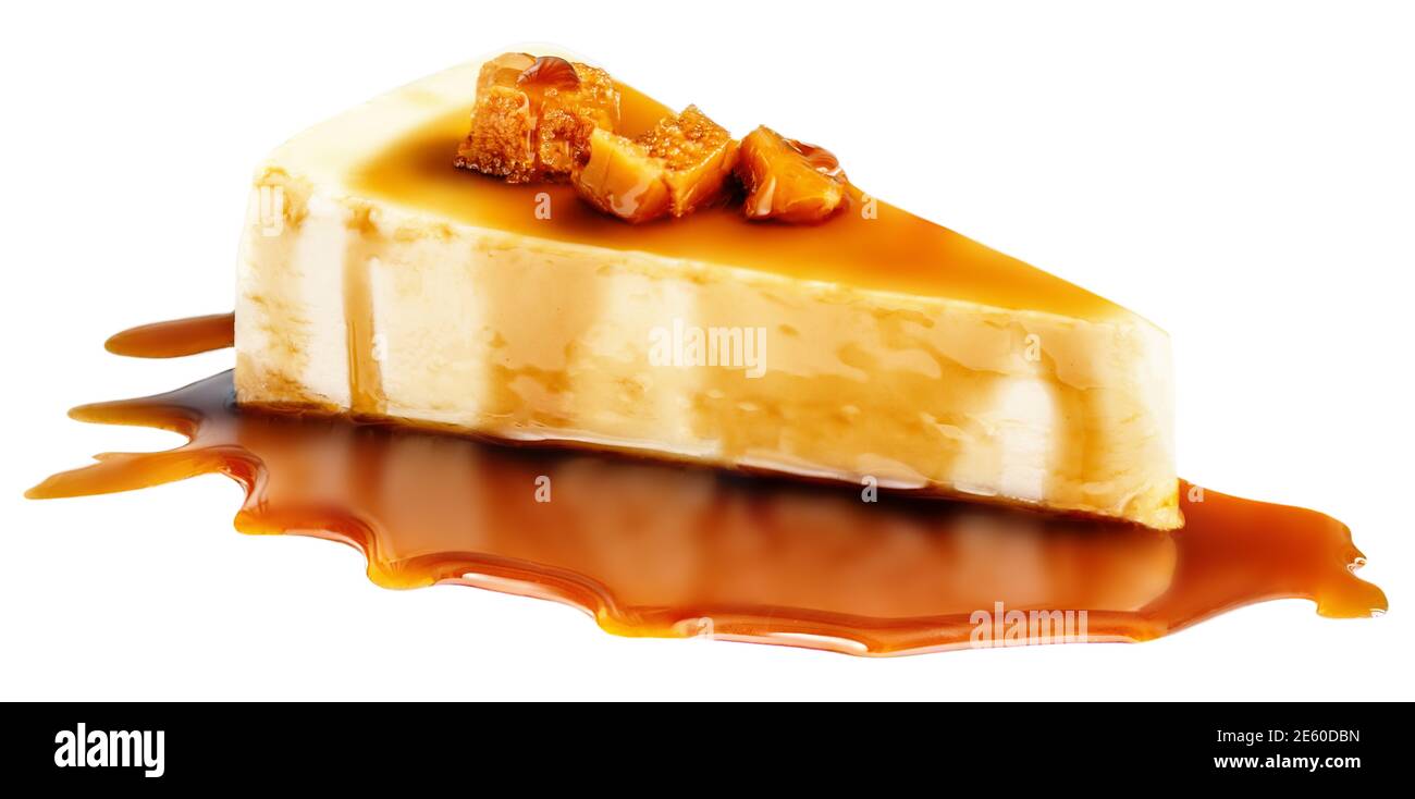 Un délicieux gâteau au caramel isolé sur fond blanc. Cheesecake à la sauce caramel Banque D'Images