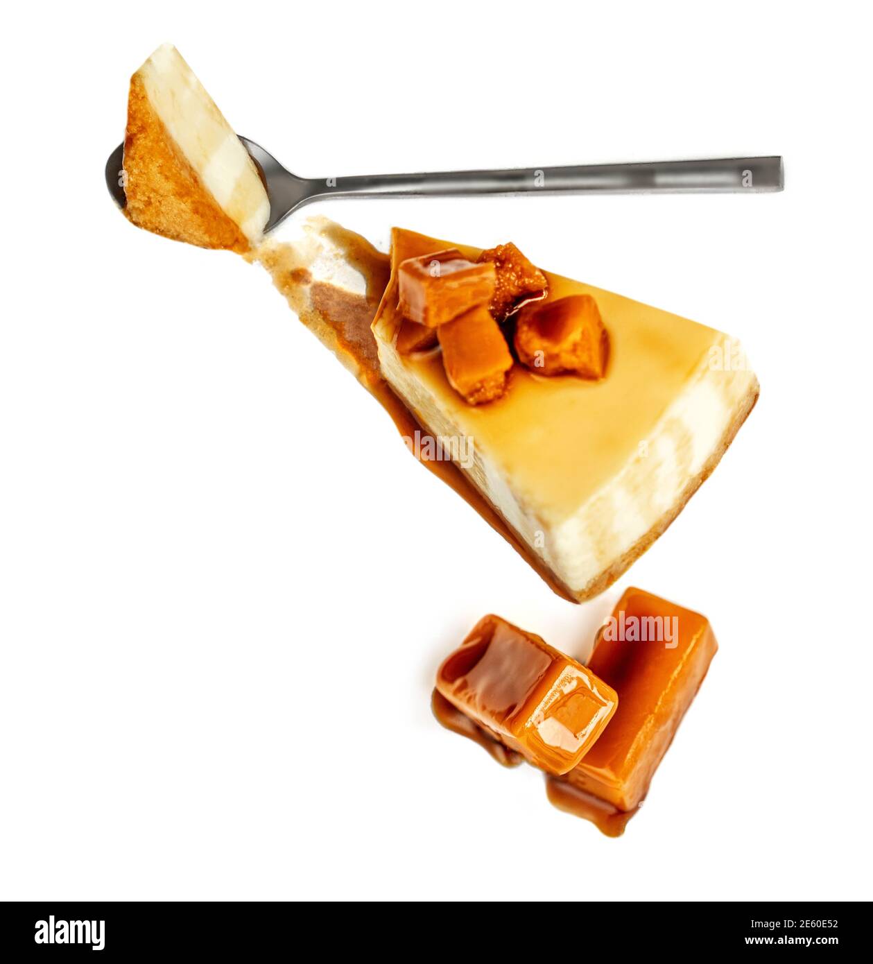 Un délicieux gâteau au caramel isolé sur fond blanc. Tranche de cheesecake frais avec sauce caramel Banque D'Images