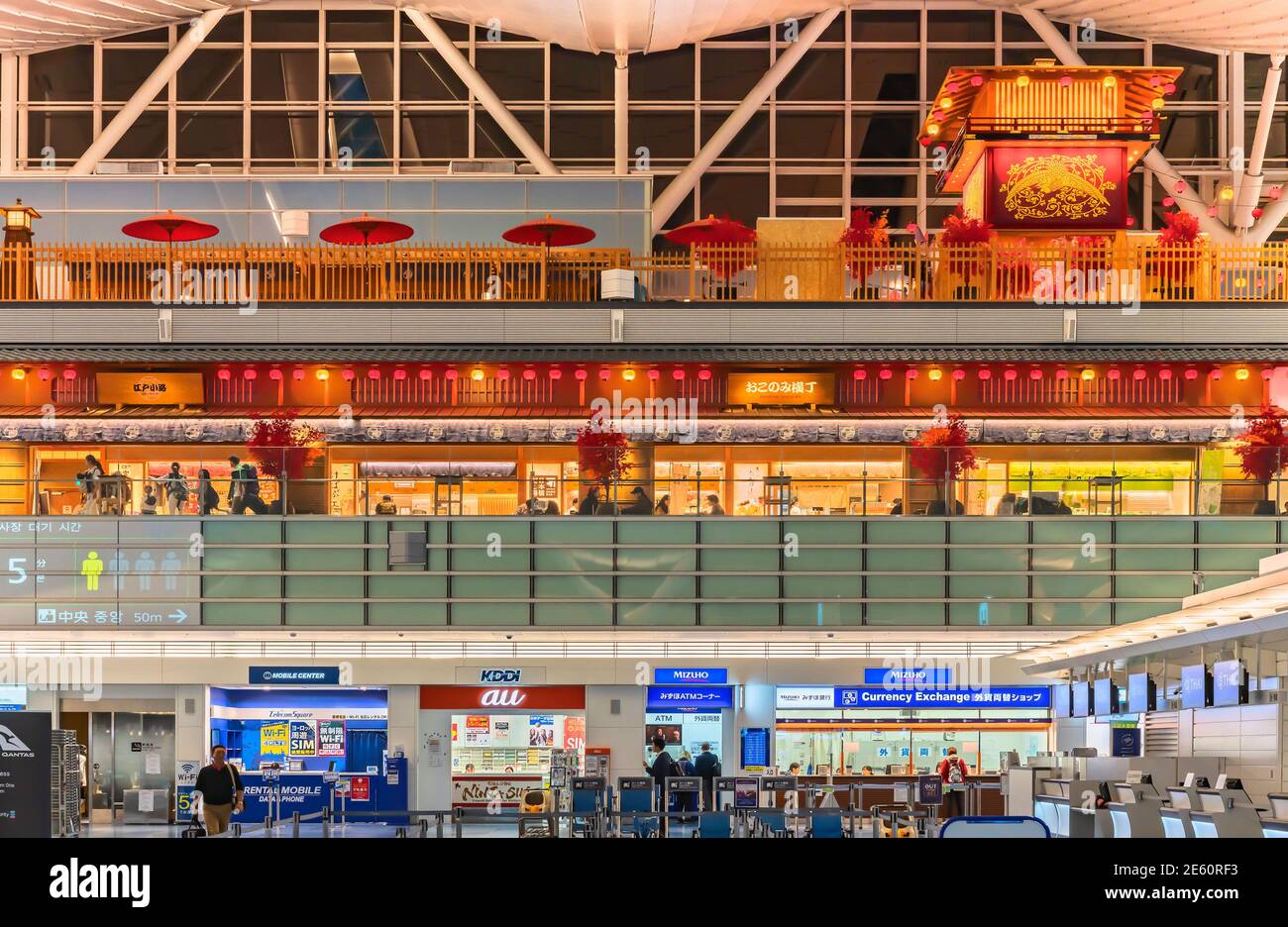 tokyo, japon - novembre 22 2019 : intérieur de l'aéroport de Haneda avec la place Omatsuri-hiroba illuminée par des lanternes en papier et décorée avec des traditions Banque D'Images