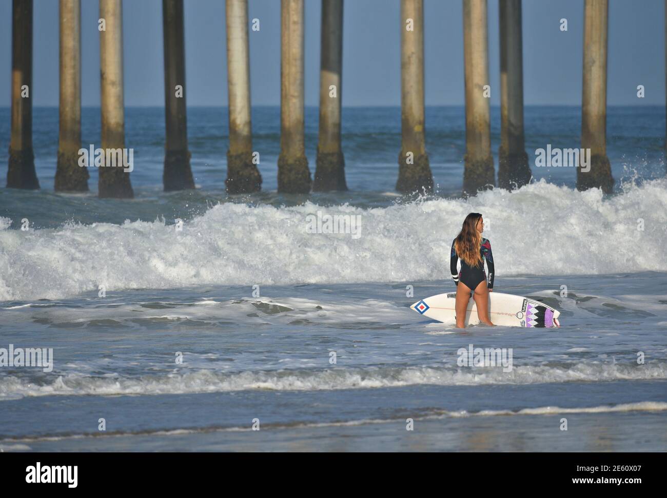 Jeune Surfeuse Avec Sa Planche De Surf Sur Le Rivage De Huntington Beach Pier Dans Le Comte D Orange En Californie Etats Unis Photo Stock Alamy Jeune Surfeuse Avec Sa Planche De Surf Sur Le Rivage De Huntington Beach Pier Dans Le Comte D Orange En Californie Etats Unis Photo Stock Alamy