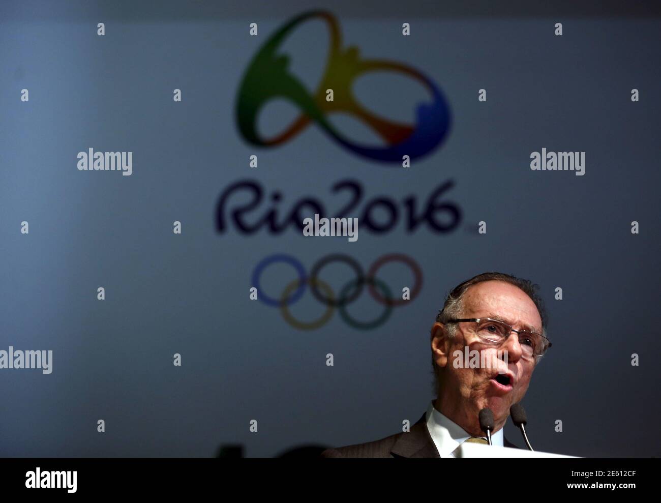 Comité d'organisation des Jeux Olympiques de Rio 2016 le président Carlos Arthur Nuzman prend la parole lors d'une conférence de presse marquant 500 jours avant la cérémonie d'ouverture des Jeux, à Rio de Janeiro, le 24 mars 2015. REUTERS/Pilar Olivares Banque D'Images
