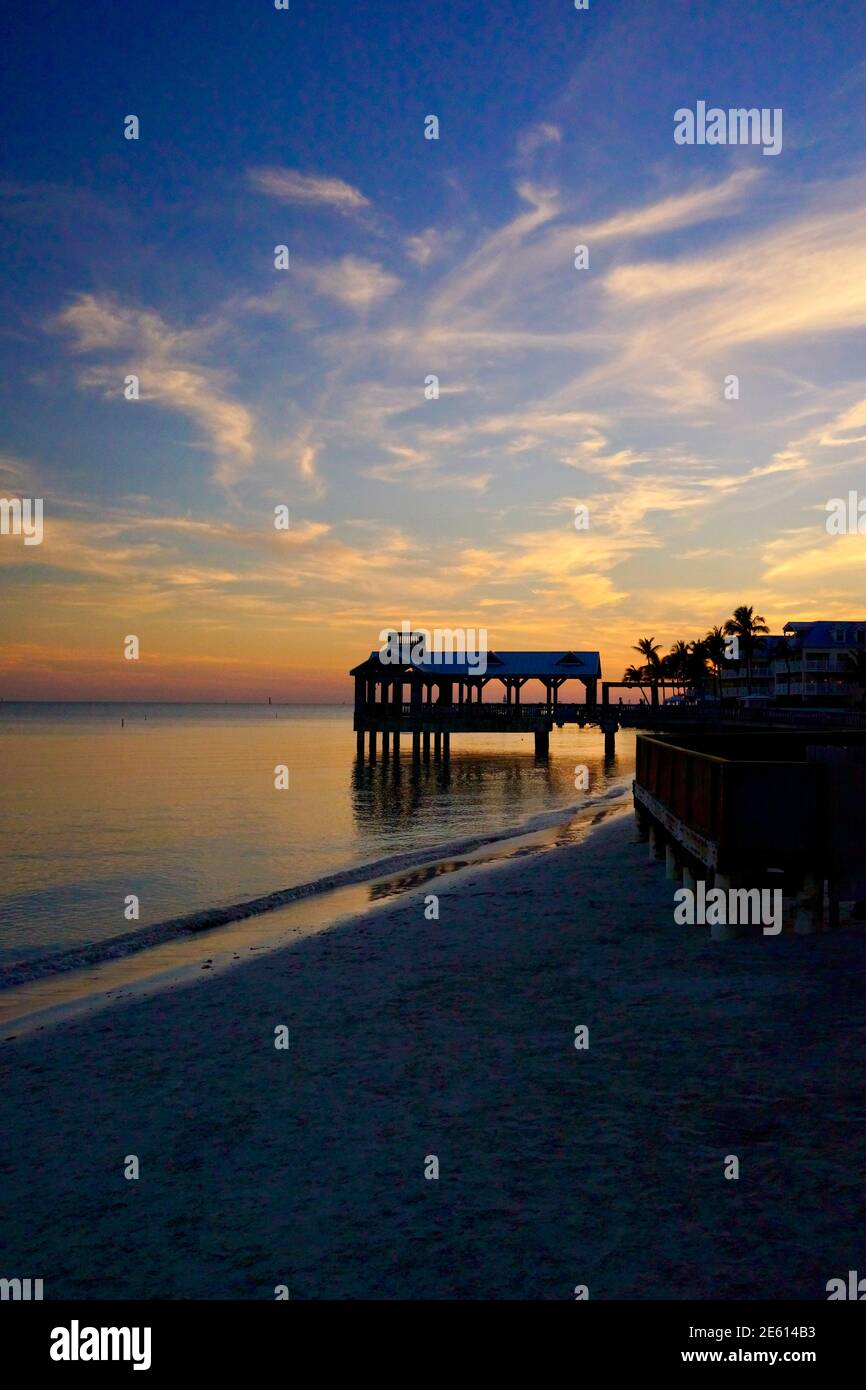 Coucher de soleil à Key West, Floride, FL États-Unis. Le point le plus méridional dans la zone continentale des États-Unis. Destination de vacances sur l'île pour un tourisme détendu. Banque D'Images