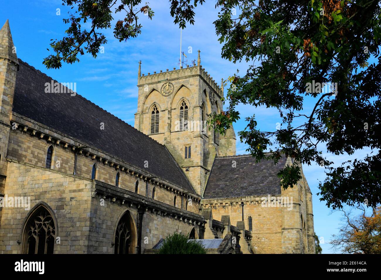 Couleurs d'automne sur Grimsby Minster, ville de Grimsby, Lincolnshire County, Angleterre Banque D'Images