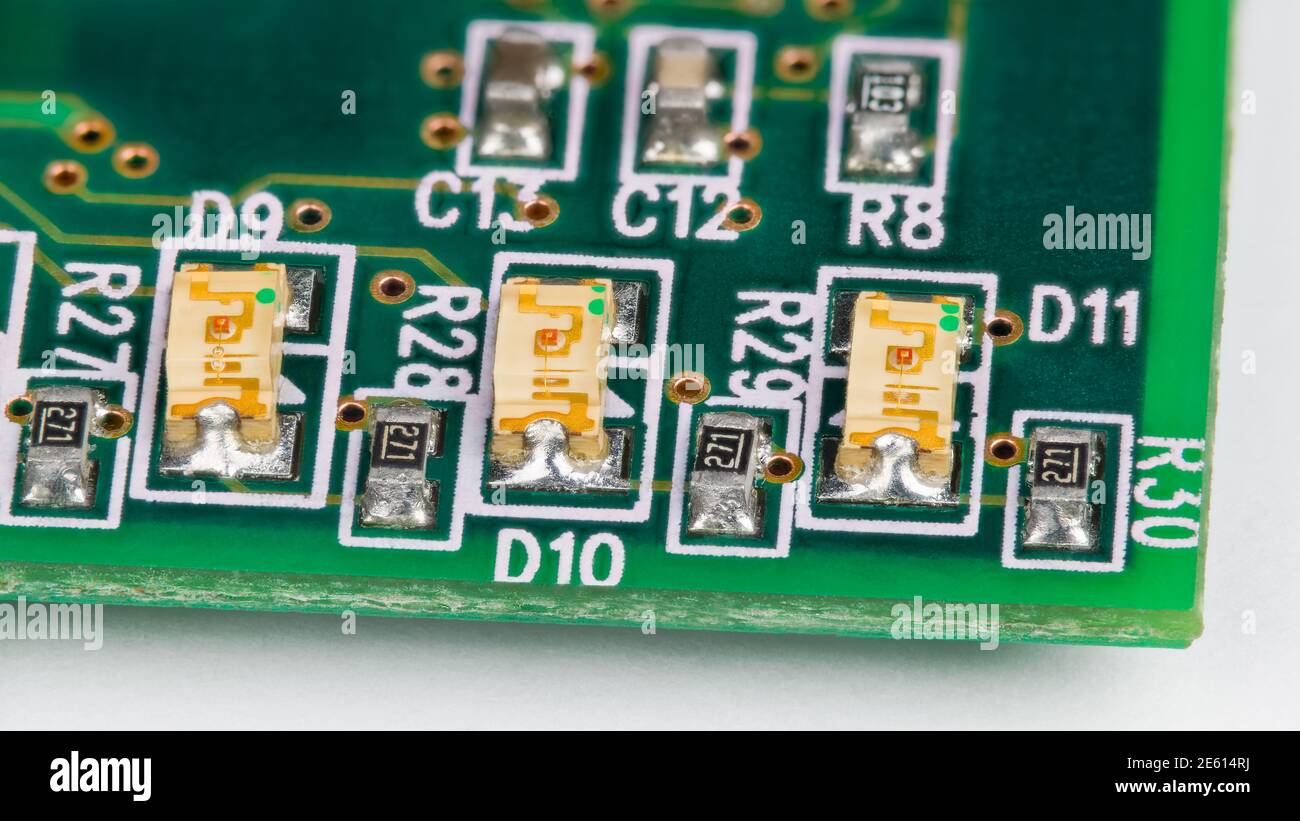 Petites diodes électroluminescentes sur la carte de circuit imprimé.  Technologie de montage en surface. Voyants LED jaunes transparents,  condensateurs et résistances sur ci verte Photo Stock - Alamy
