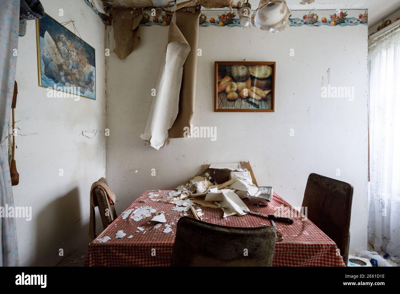 Une table de cuisine sale à l'intérieur d'une maison abandonnée. Ontario, Canada. Banque D'Images