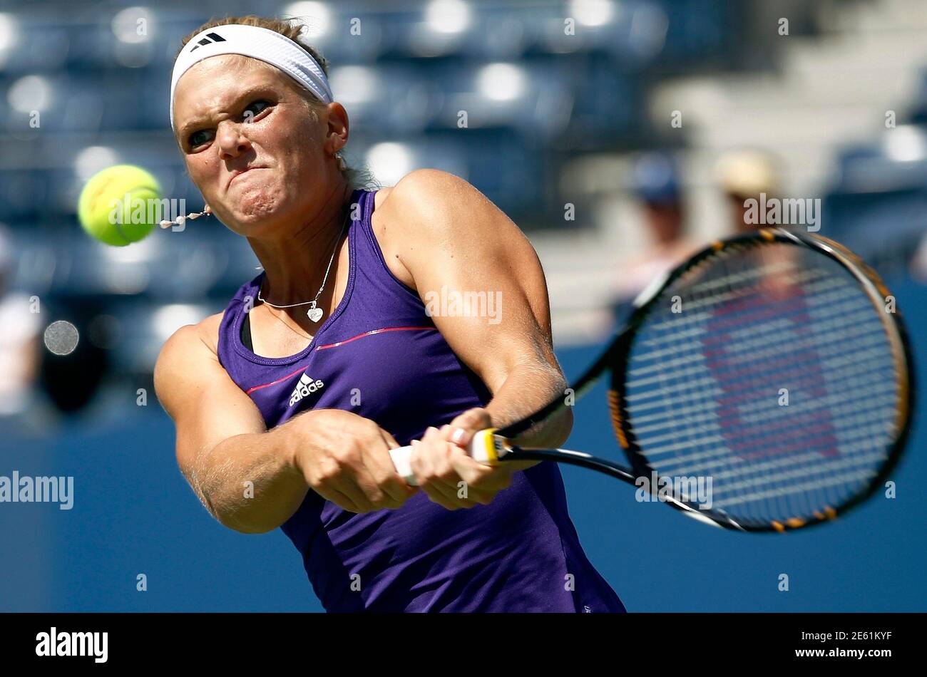 Melanie Oudin of the U.S. hits a return to Olga Savchuk of Ukraine during the U.S. Open tennis tournament in New York, August 30, 2010. REUTERS/Kevin Lamarque (UNITED STATES - Tags: SPORT TENNIS) Banque D'Images