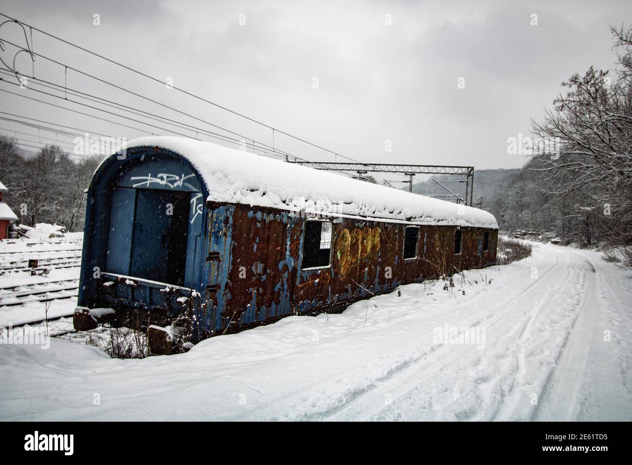 Stari nakrivljeni vagon u snegu – Old Rusty Railroad car recouvert de neige Banque D'Images