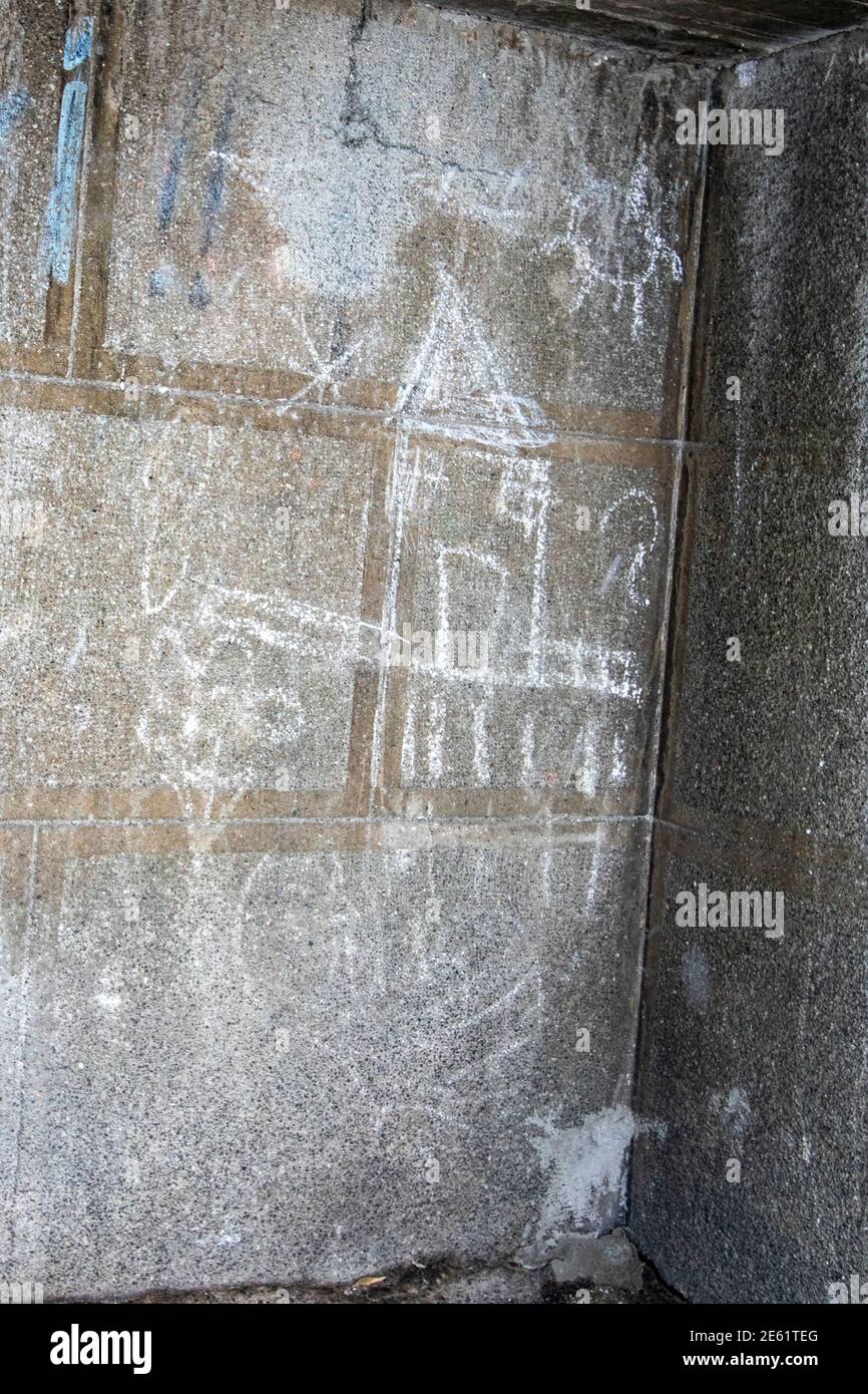 Enfant dessinant une plage à la craie sur une ardoise Photos