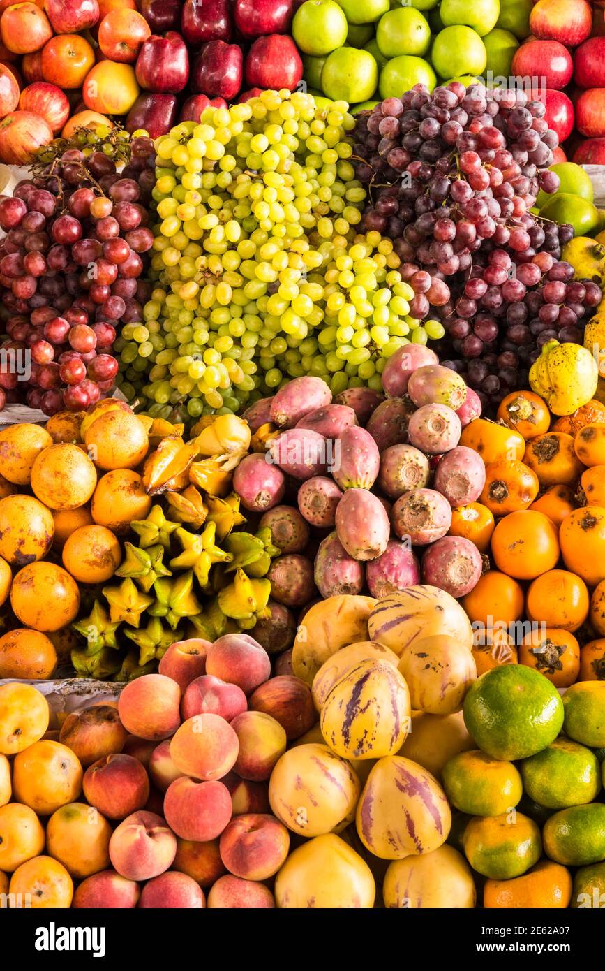 Fruits frais à vendre au Mercado San Pedro à Cusco, Pérou. Banque D'Images