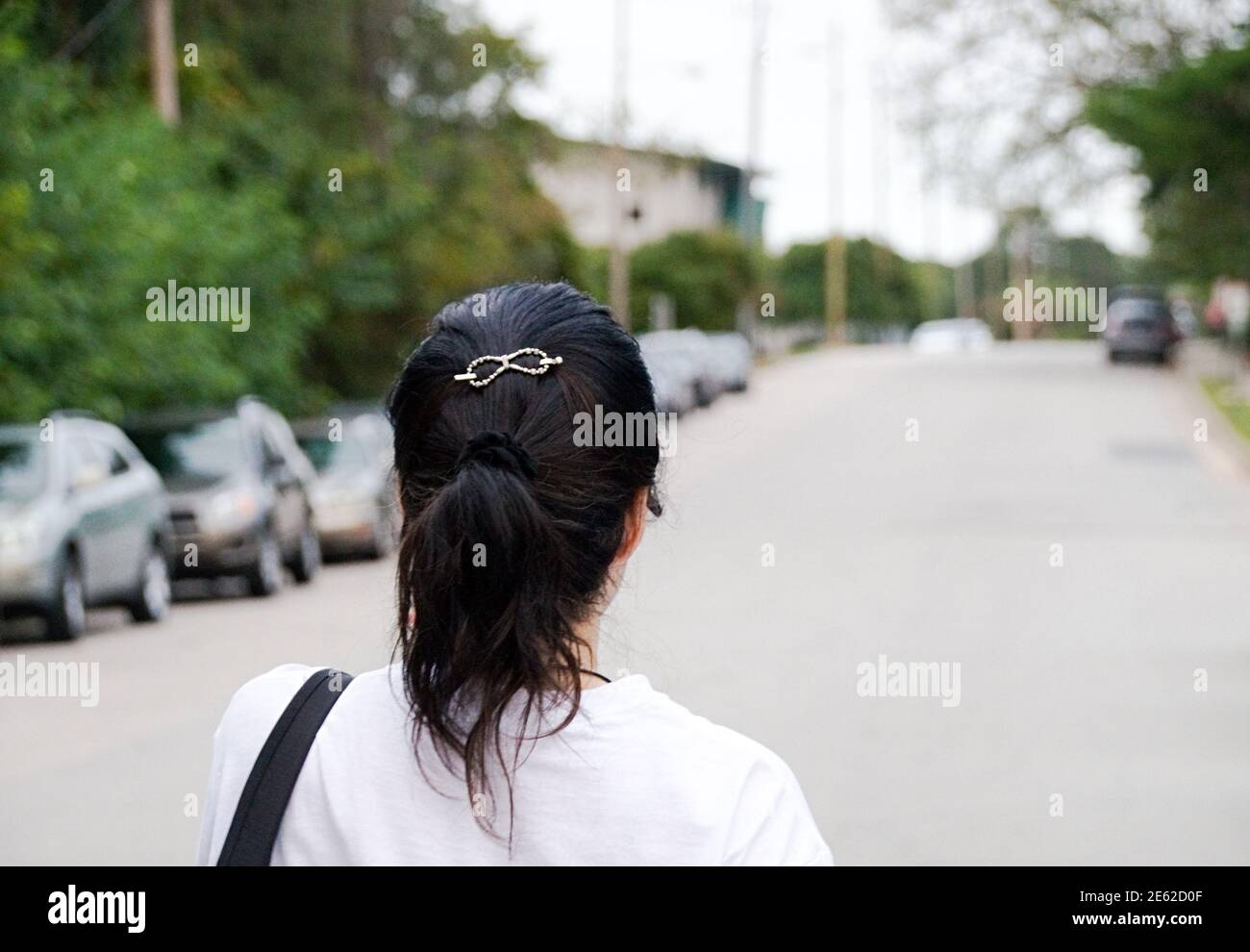 Une femme marchant sur une route Banque D'Images