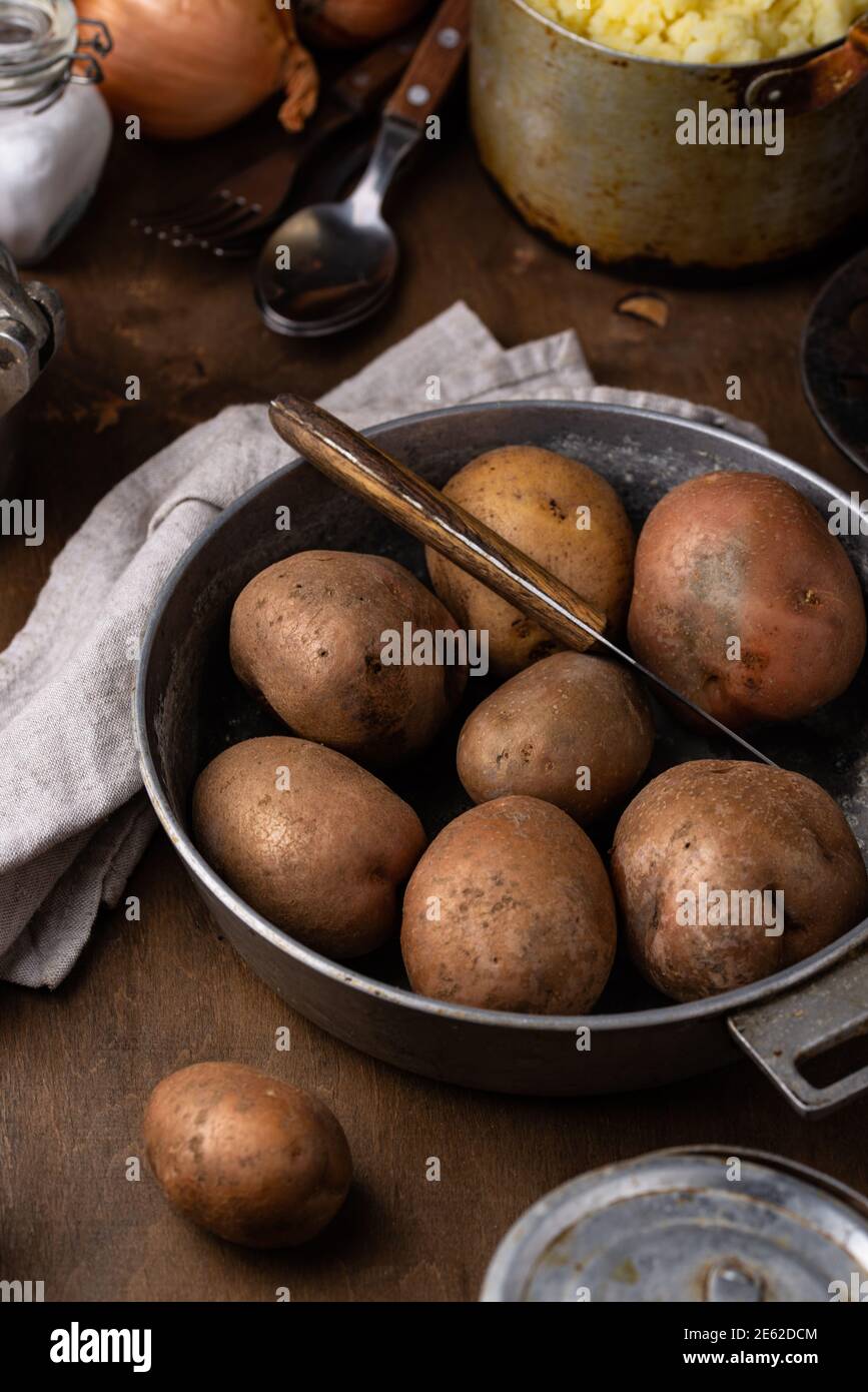 Pommes de terre crues non cuites dans une ancienne marmite vintage Banque D'Images