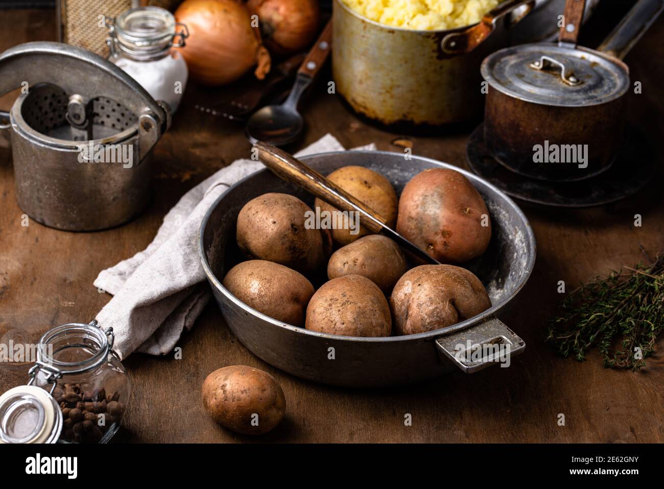 Pommes de terre crues non cuites dans une ancienne marmite vintage Banque D'Images