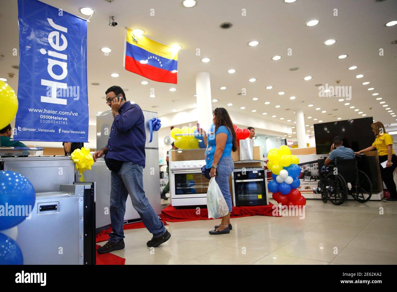 Shoppers shop for appliances at a store in Caracas 25, 2014. Thousands Venezuelans gathered on Tuesday at the gates of the popular chain appliance stores trying to buy