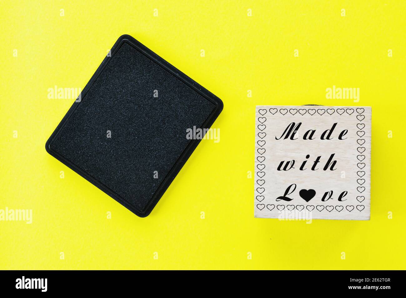 Timbre en bois fait dans l'amour et noir sur jaune arrière-plan Banque D'Images