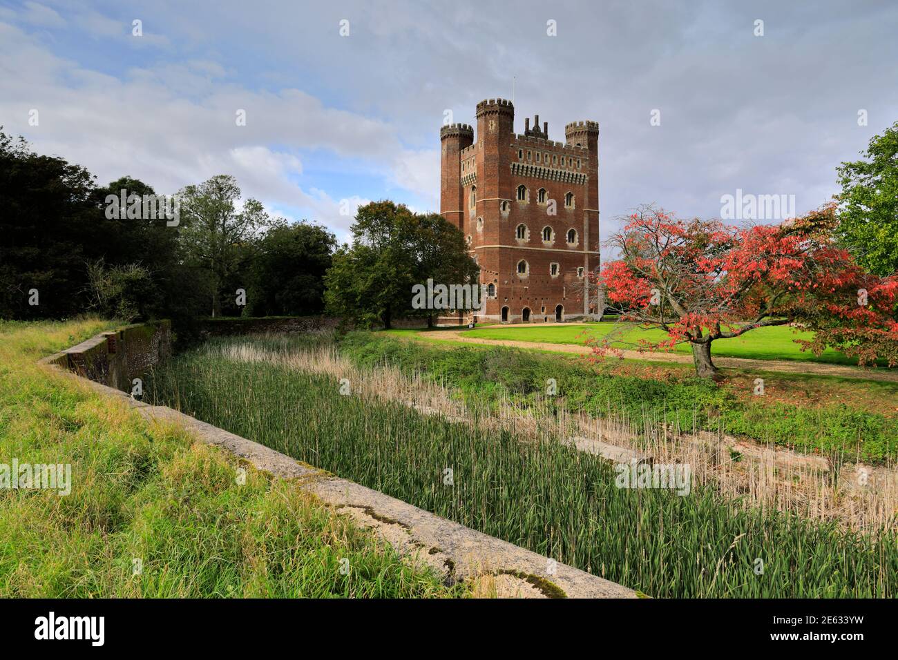 Vue d'automne du château de Tattershall, village de Tattershall, Lincolnshire, Angleterre, Royaume-Uni Banque D'Images