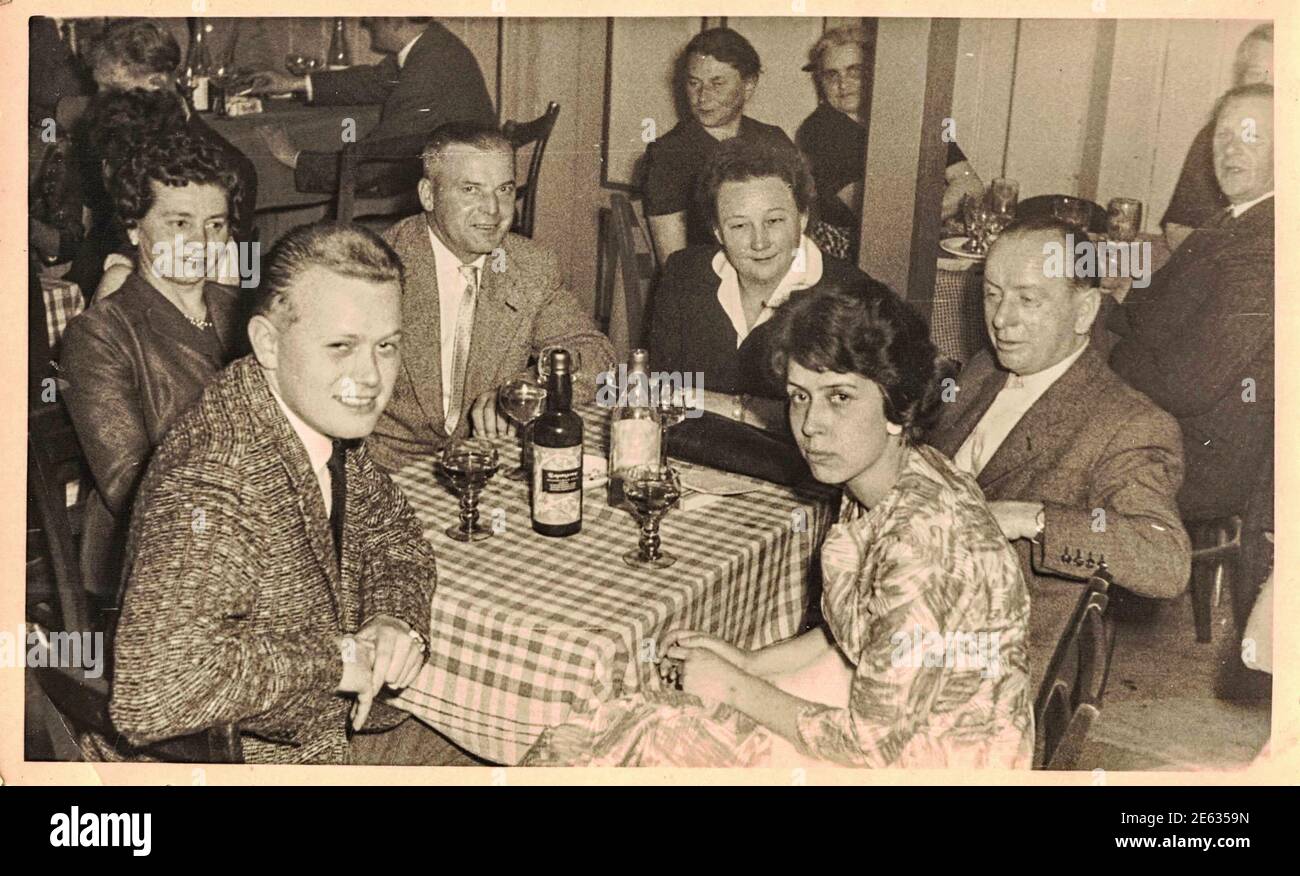 GÜNTERSBERGE, ALLEMAGNE DE L'EST - 18 AVRIL 1964 : la photo rétro montre l'événement social. Les gens célèbrent . Vers 1960s. Les années 60. 1960s Banque D'Images