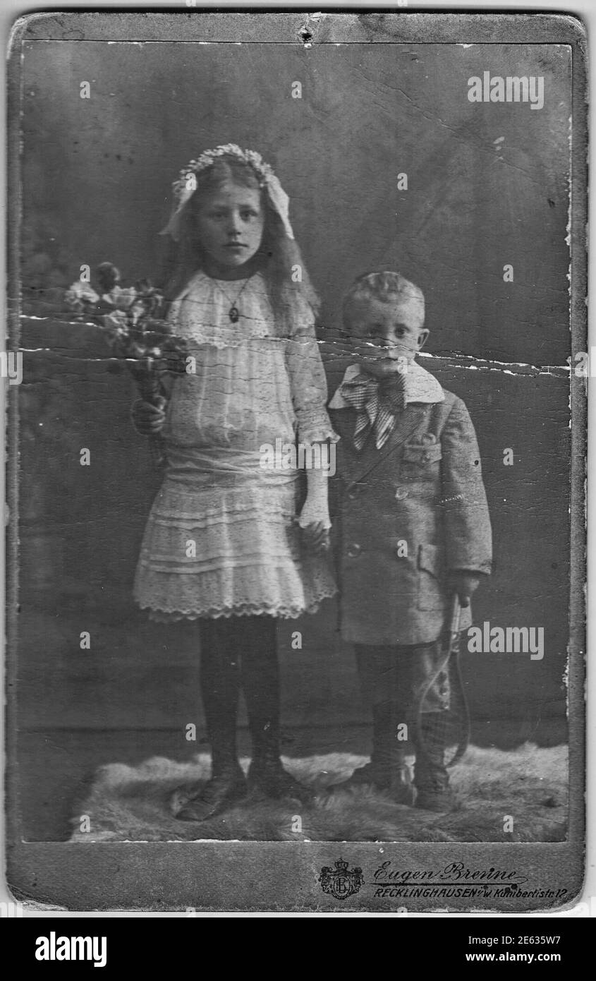RECKLINGHAUSEN, ALLEMAGNE - VERS 1910: Photos vintage montre frères et sœurs - sœur et frère. Environ 10 et 7 ans. Studio portrait noir et blanc. Banque D'Images