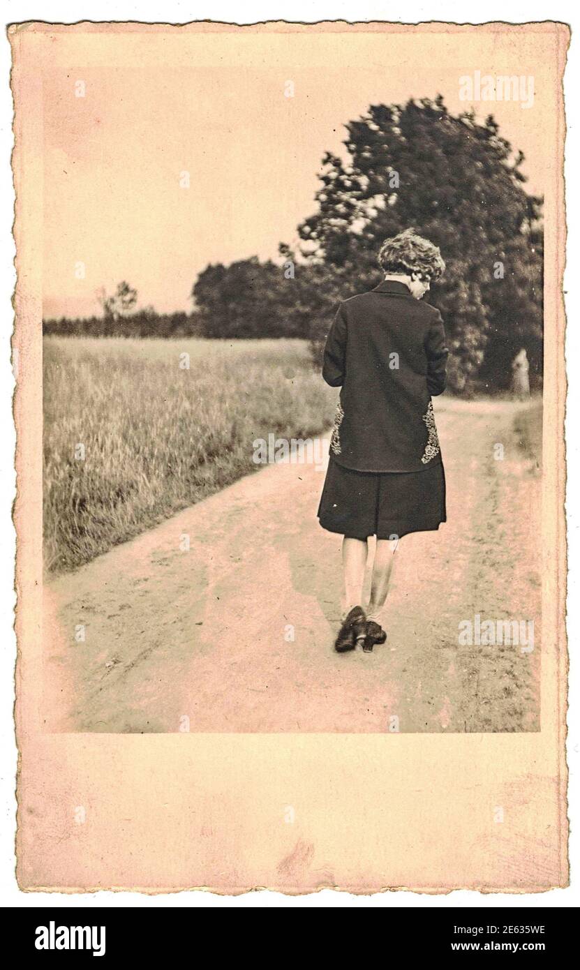 ALLEMAGNE - VERS 1960s: Photo rétro montre la femme va pour une promenade. Photographie en noir et blanc des années 60. 1960s Banque D'Images