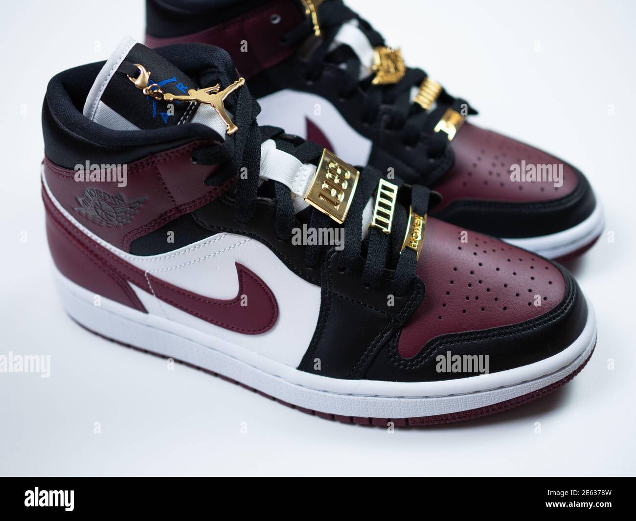 BLOTZHEIM, FRANCE - 15 DÉCEMBRE 2020 : Nike WMNS Air Jordan 1 Mid se  sneaker noir/scarabée foncé-blanc Photo Stock - Alamy