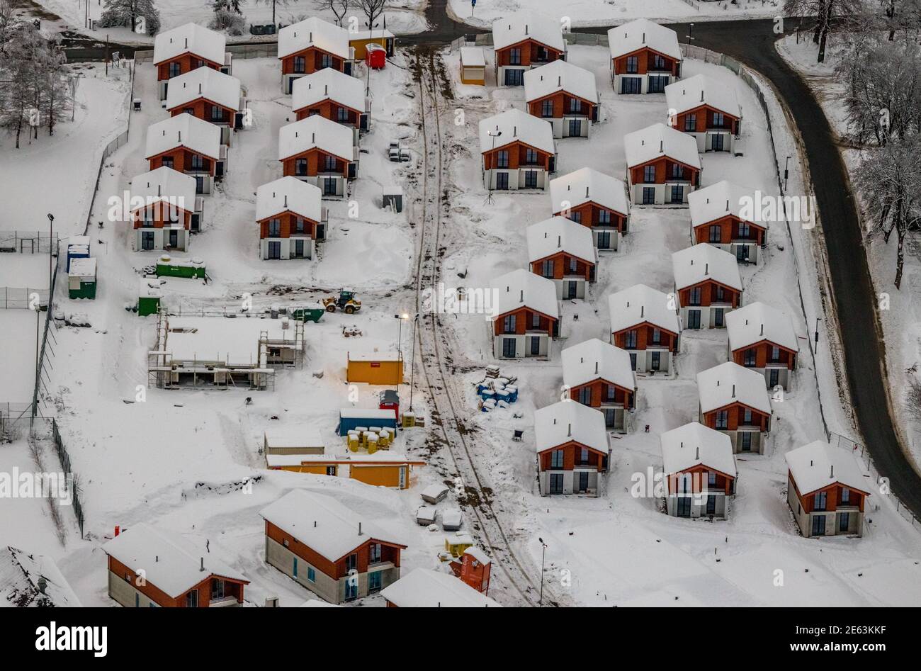 Vue aérienne des maisons de vacances avec des appartements de vacances désertés dans Coronal Lockdown à Winterberg dans le pays aigre en Rhénanie-du-Nord-Westphalie, Allemagne, sa Banque D'Images