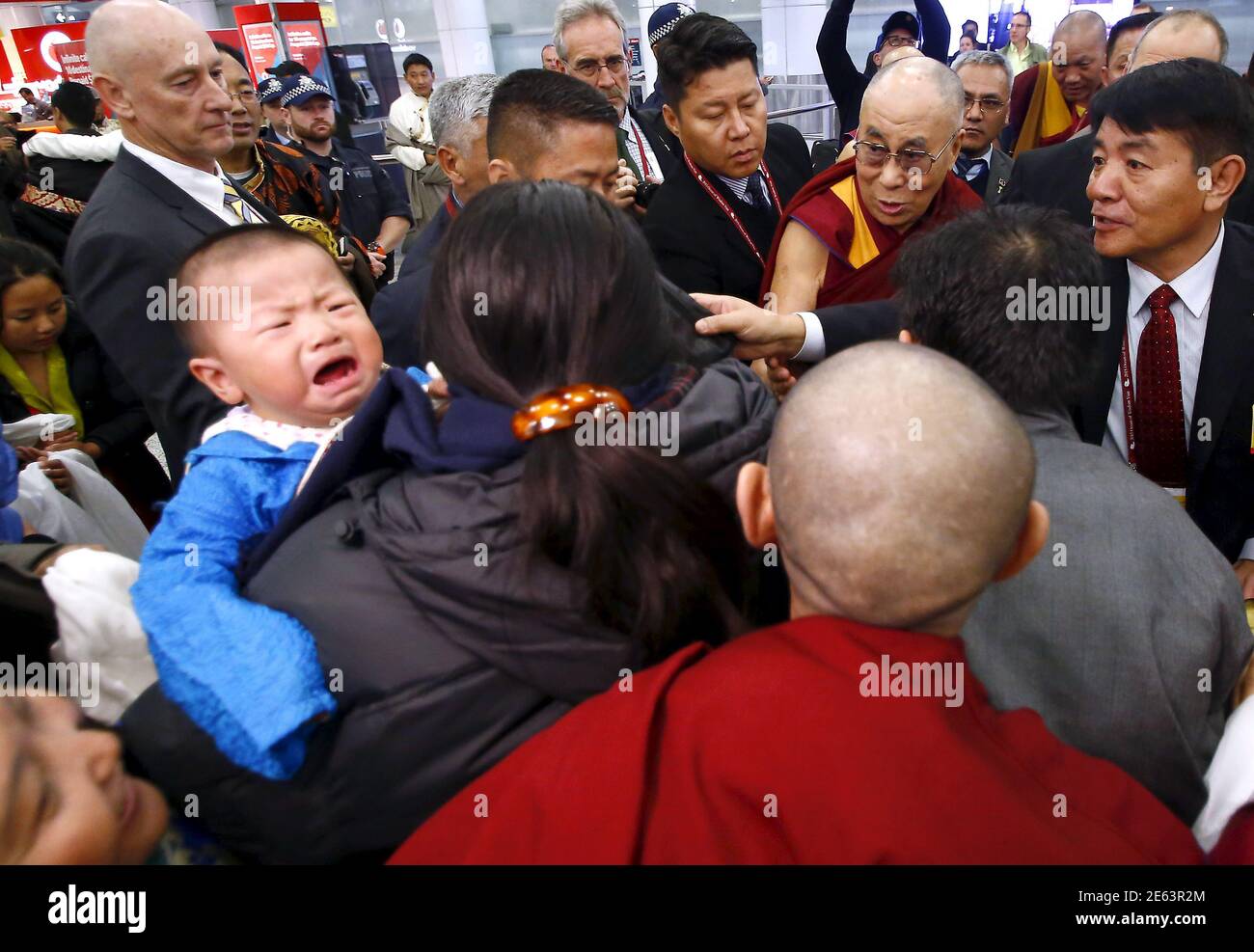 Le Chef Spirituel Tibetain Exile Le Dalai Lama 2e R Regarde Un Bebe Qui Pleure Alors Qu Il Est Entoure De Partisans Et D Agents De Securite Apres Son Arrivee A L Aeroport International De Le Chef Spirituel Tibetain Exile Le Dalai Lama 2e R Regarde Un Bebe Qui Pleure Alors Qu Il Est Entoure De Partisans Et D Agents De Securite Apres Son Arrivee A L Aeroport International De