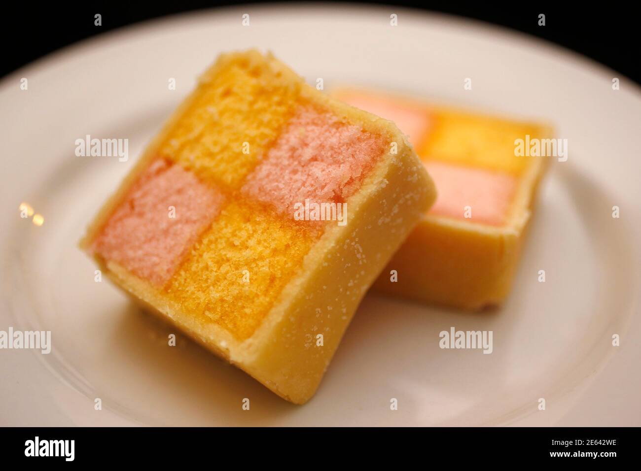 Un Gateau Britannique Traditionnel Fait De Carres D Eponge De Differentes Couleurs Recouverts De Massepain Appele Gateau De Battenberg Est Photographie A Londres Le 6 Juin 12 Un Menu Compose De Plats Britanniques