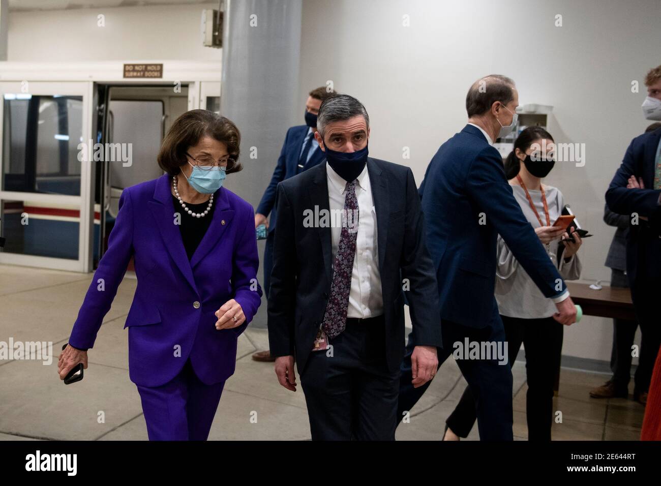 Le sénateur américain Dianne Feinstein (démocrate de Californie) passe par le métro du Sénat pour un vote de procédure du Sénat pour faire avancer la nomination d'Alejandro Mayorkas au poste de secrétaire à la sécurité intérieure, au Capitole des États-Unis à Washington, DC, le jeudi 28 janvier 2021. Crédit : Rod Lamkey/CNP | utilisation dans le monde entier Banque D'Images