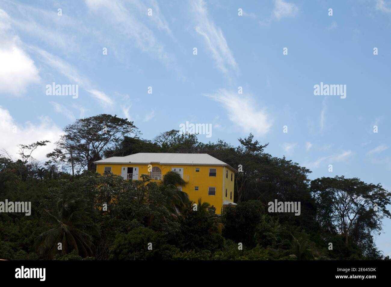 maison orange sur une colline au milieu des arbres au sud des îles de la grenade antilles Banque D'Images