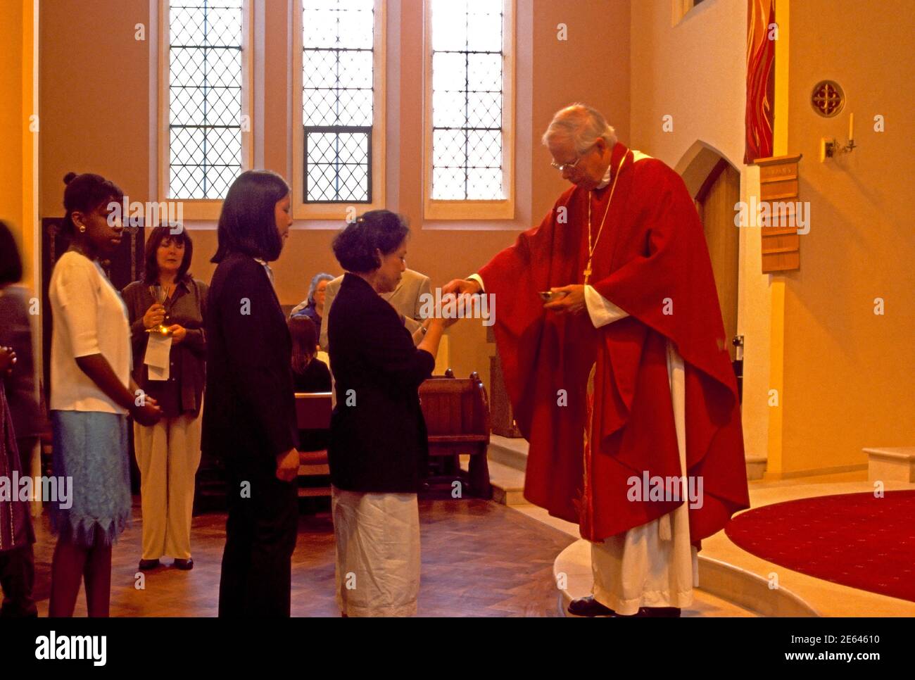 L Eveque De L Eglise Catholique De Saint Joseph A La Communion Sur La Pentecote Photo Stock Alamy L Eveque De L Eglise Catholique De Saint Joseph A La Communion Sur La Pentecote Photo Stock Alamy