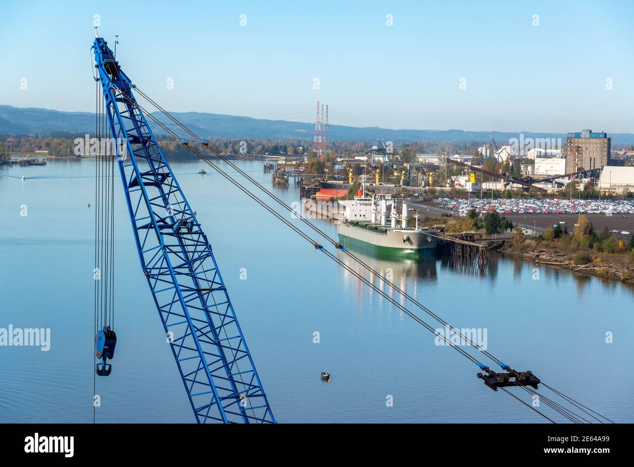 Ditrict industriel à Portland, Oregon avec une grue au premier plan et la rivière Willamette Banque D'Images