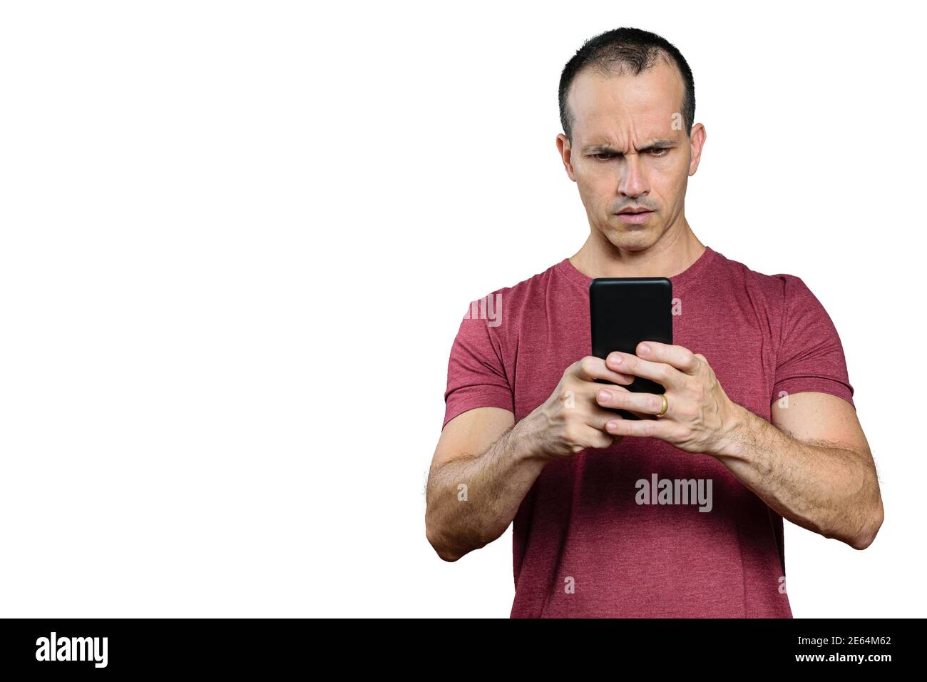 Homme brésilien mature regardant son smartphone et faisant un visage désapprouvant. Banque D'Images