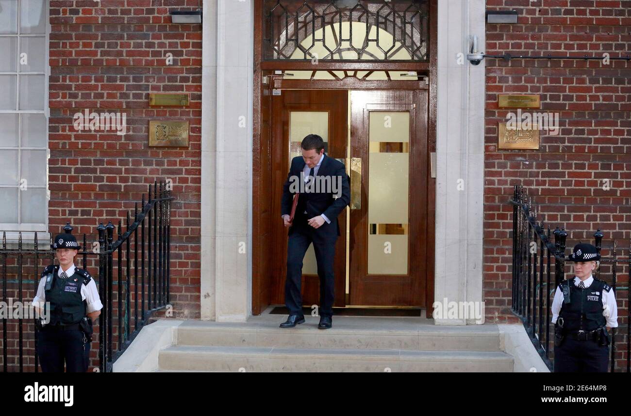 Ed Perkins Of Kensington Palace Prepares To Hand Over The Official Birth Notice To A Waiting Driver To Take To Buckingham Palace Outside The Lindo Wing Of St Mary S Hospital After Catherine