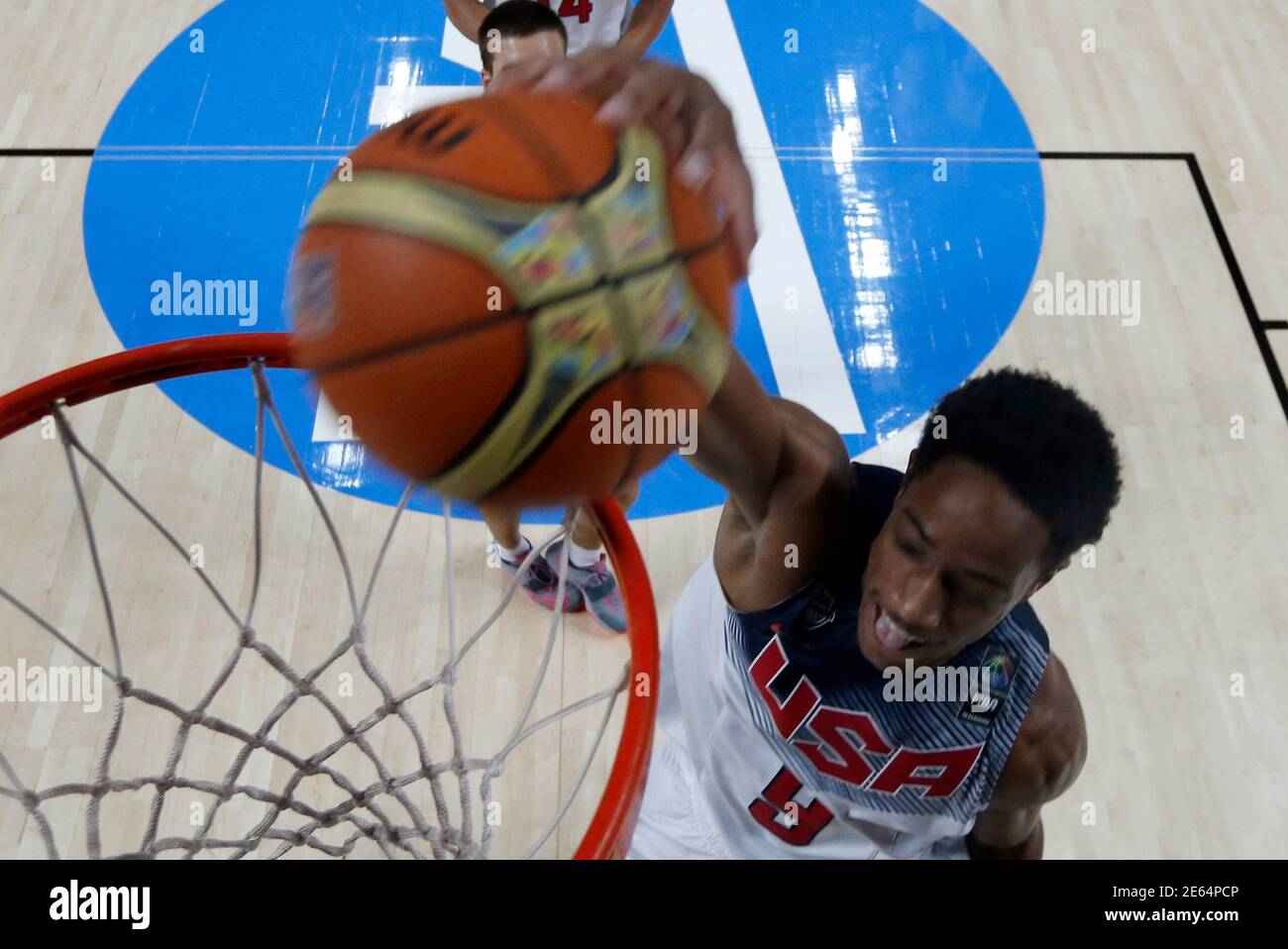 DeMar Derozan of the U.S. goes for a dunk against Serbia during their  Basketball World Cup final game in Madrid September 14, 2014.  REUTERS/Sergio Perez (SPAIN - Tags: SPORT BASKETBALL Photo Stock - Alamy