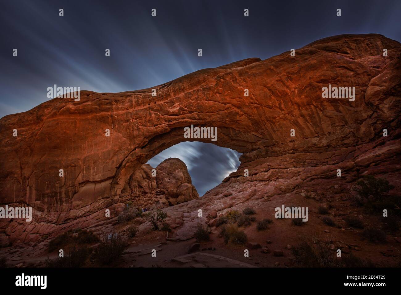 Arche de la fenêtre nord dans le parc national d'Arches, Utah. Heure bleue Banque D'Images