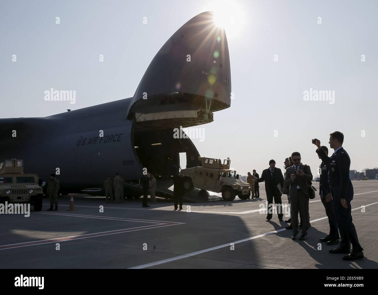 Le premier avion des États-Unis avec une aide non létale, y compris dix véhicules Humvee, est vu à l'aéroport de Borispol près de Kiev, le 25 mars 2015. Les États-Unis ont envoyé une aide non létale supplémentaire à l'Ukraine, y compris des drones non armés et des véhicules Humvee, a déclaré un responsable de la défense des États-Unis le 11 mars. Le responsable, s'exprimant à condition d'anonymat, a déclaré que certaines parties du paquet américain, y compris 30 Humvees fortifiés avec une armure supplémentaire, pourraient venir en quelques semaines, tandis que d'autres parties pourraient prendre plus de temps. Cette aide intervient alors que l’Ukraine combat contre une rébellion russe à l’est. REUTERS/Gleb Garanich Banque D'Images