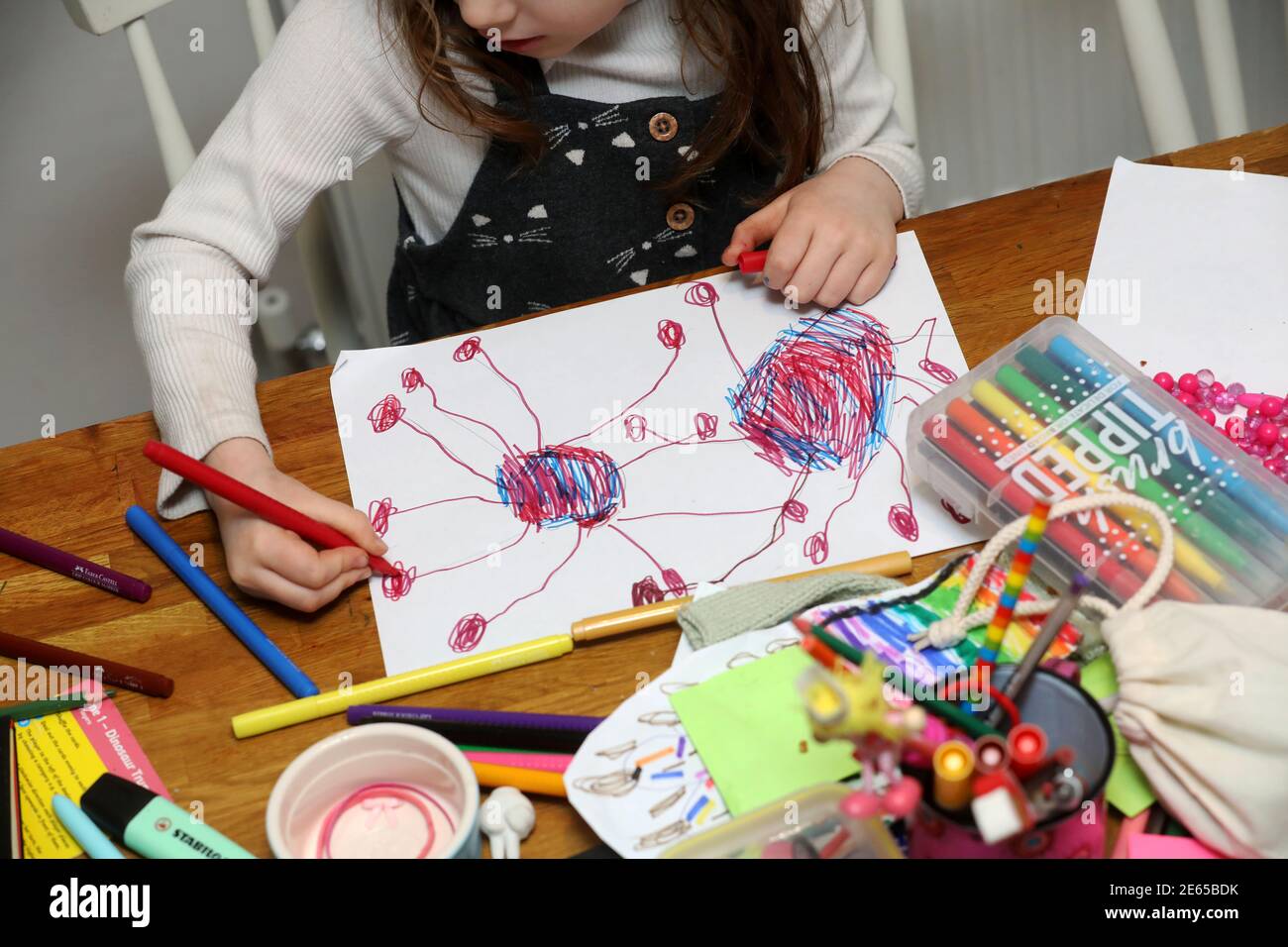 Une jeune fille photographiée a dessiné un virus du coronavirus pendant l'école à domicile et Lockdown 3 à Sussex, au Royaume-Uni. Banque D'Images